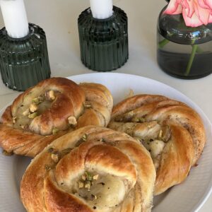 4 st Kanelbullar med äpplekompott