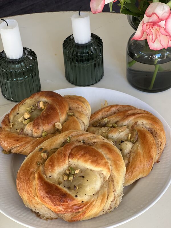 4 st Kanelbullar med äpplekompott